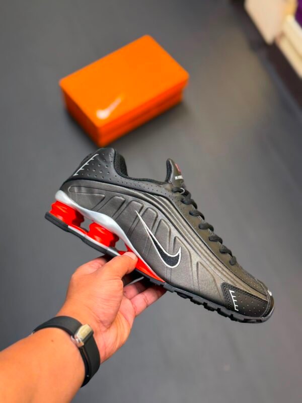 NIKE SHOX R4
Material: Premium leather quality