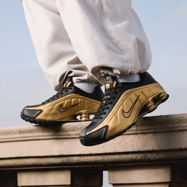 NIKE SHOX R4
Material: Premium leather quality