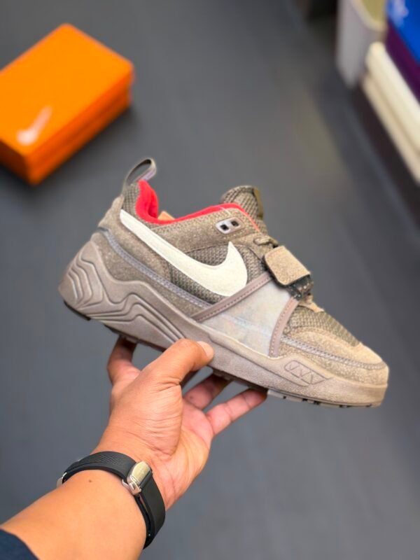 1e573c26-c4d1-46d8-b1ea-07527b77637f NIKE ZOOM FIELD JAXX
Material: Premium leather quality