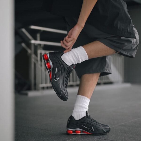 NIKE SHOX R4
Material: Premium leather quality