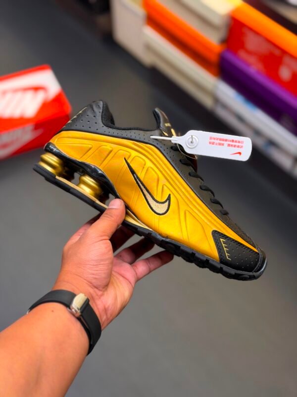 NIKE SHOX R4
Material: Premium leather quality