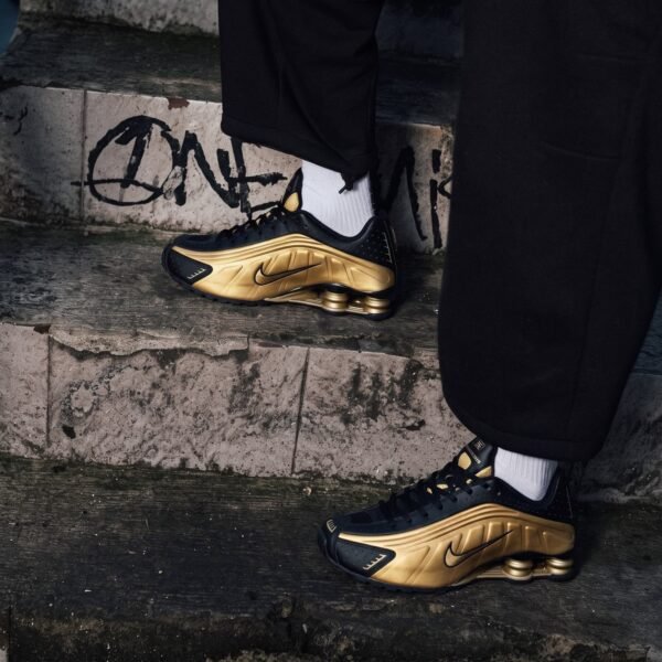 NIKE SHOX R4
Material: Premium leather quality