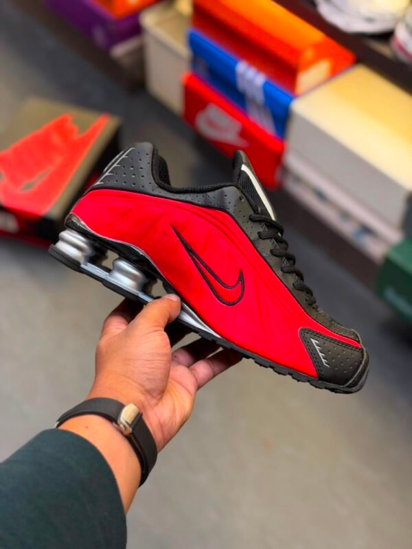NIKE SHOX R4
Material: Premium leather quality