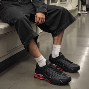 NIKE SHOX R4
Material: Premium leather quality