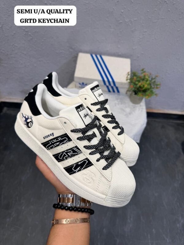 53a351ab-ca9d-4cfb-b294-5d16b5900f4a *FIRST TIME IN INDIA 🇮🇳*
*ADIDAS SUPERSTAR X STUSSY BALL WITH KEYCHAIN
Showroom Quality Grtd
Original Box Pack 📦