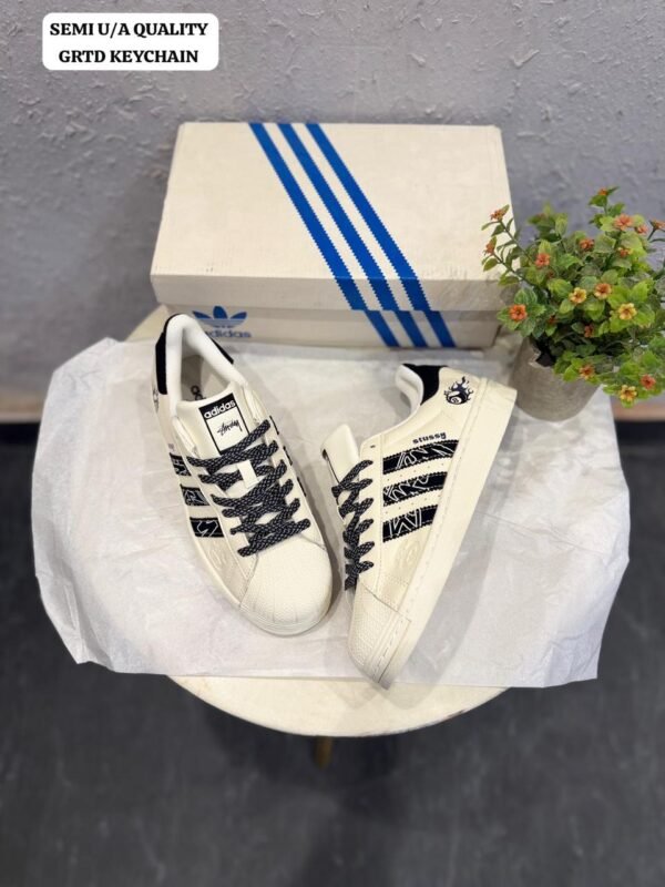 80a9b1f9-7574-4d02-b4e1-2b995ba05529 *FIRST TIME IN INDIA 🇮🇳*
*ADIDAS SUPERSTAR X STUSSY BALL WITH KEYCHAIN
Showroom Quality Grtd
Original Box Pack 📦