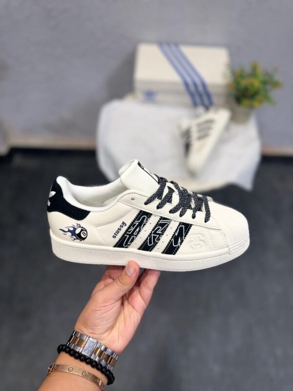 9a06fc9c-e5d4-445c-9050-053065b44877 *FIRST TIME IN INDIA 🇮🇳*
*ADIDAS SUPERSTAR X STUSSY BALL WITH KEYCHAIN
Showroom Quality Grtd
Original Box Pack 📦