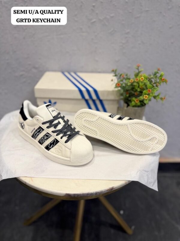 f12eb6ac-9928-4fc6-8e7c-66650ce77b61 *FIRST TIME IN INDIA 🇮🇳*
*ADIDAS SUPERSTAR X STUSSY BALL WITH KEYCHAIN
Showroom Quality Grtd
Original Box Pack 📦